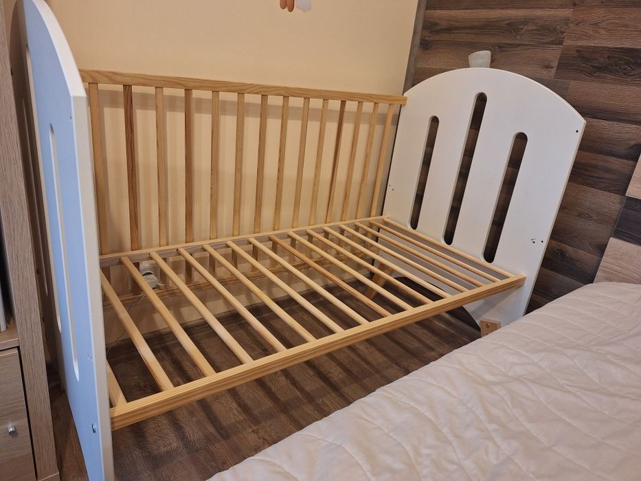 Бебешко дървено легло