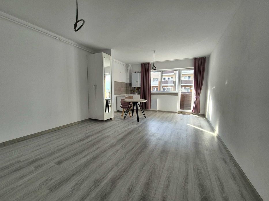 Vand garsoniera semi decomandata