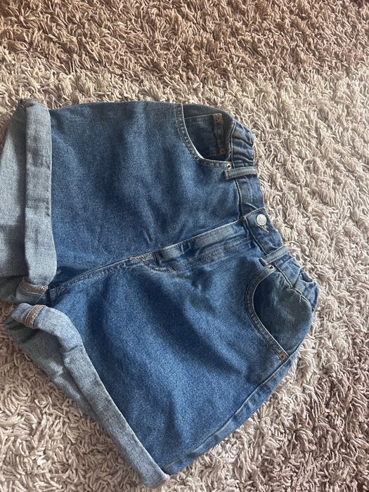 Pantaloni scurti de blugi