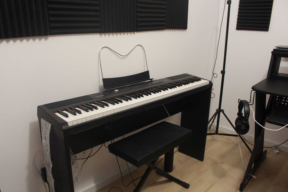 Vand pian digital SP-320 Thomann cu stand scaun