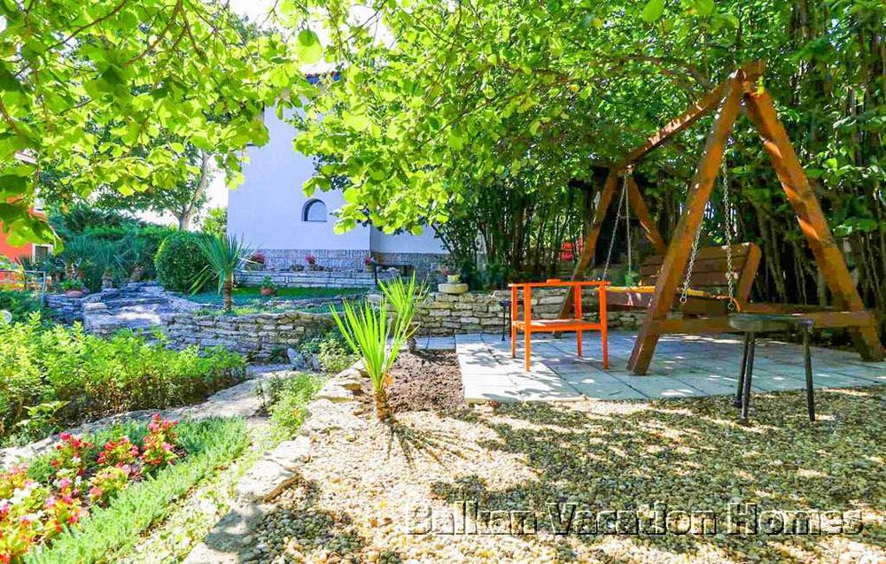 Красива къща във вилната зона южно от Балчик