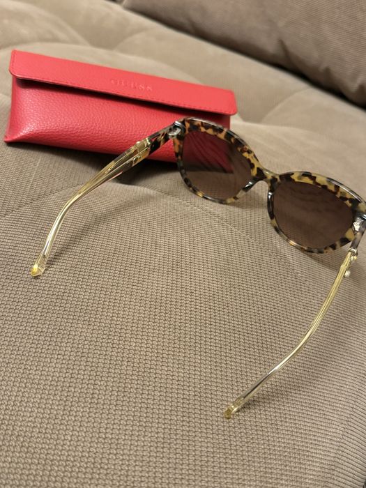Продавам очила на Guess