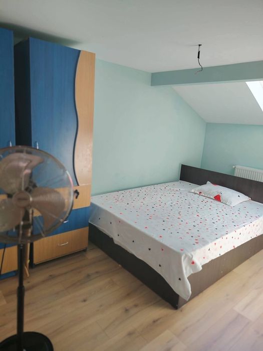 Închiriez apartament 3 camere – mansardă la casă, 80 m², complet mobil