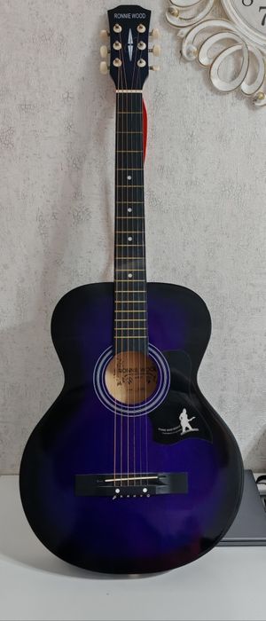 Продам акустическую гитару