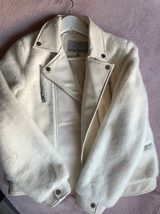 Бяло кожено яке с пух на ръкавите