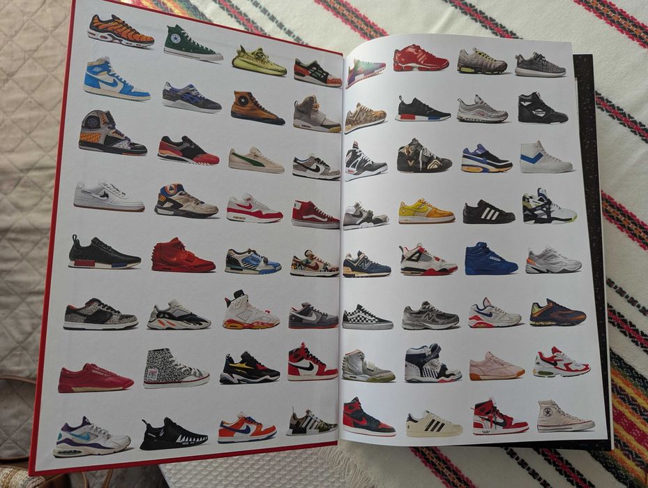 Nike- The Ultimate Sneakers book- книга за историята на маратонките от Сащ