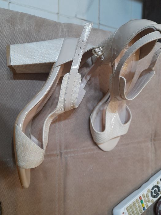 Продавам сандали с висок ток