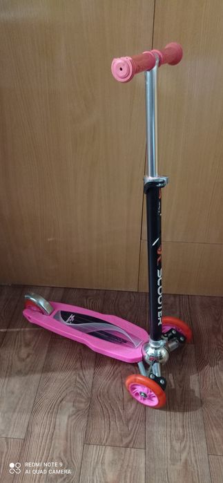 Самокат для девочки в отличном состоянии