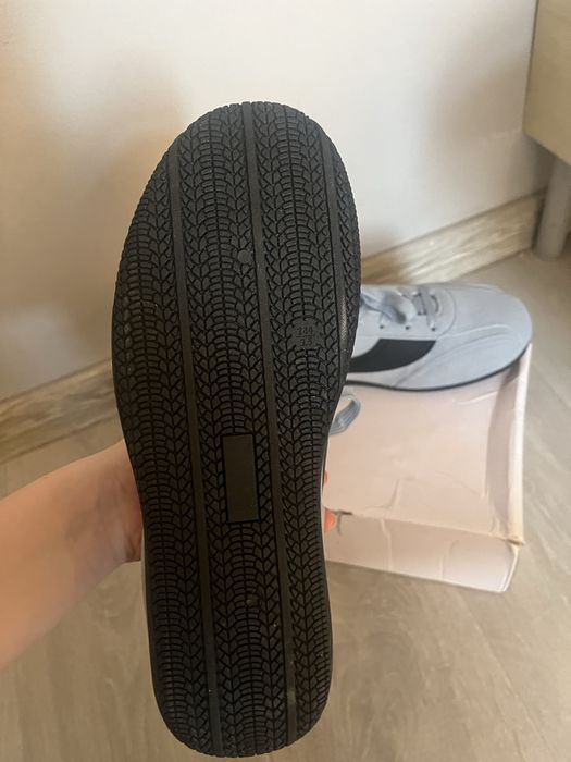 продам новые кроссовки