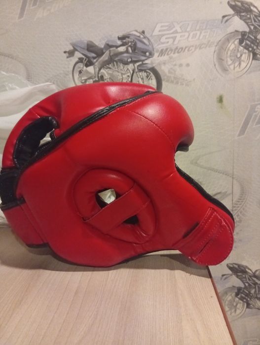 Спортивный красный шлем для единоборств