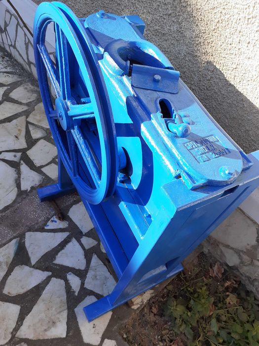 BATOZĂ de porumb cu volantă și angrenaje din fontă