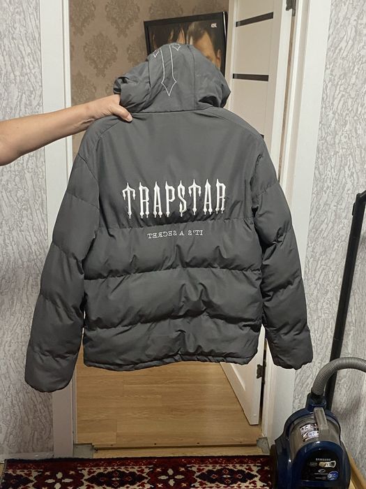 Продам демисезонную куртку Trapstar