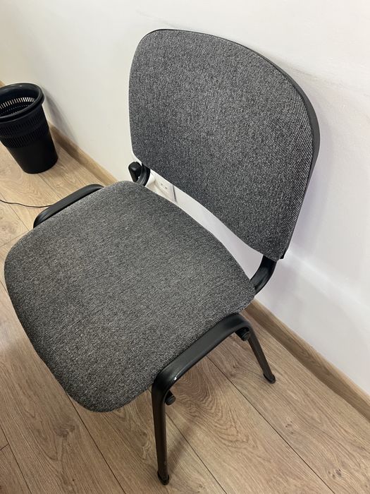 Офисные стулья 3 штуки