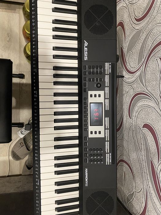 Продам синтезатор 61 клавиша