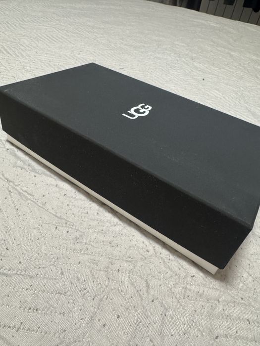 UGG Sheepskin Embroidered Glove