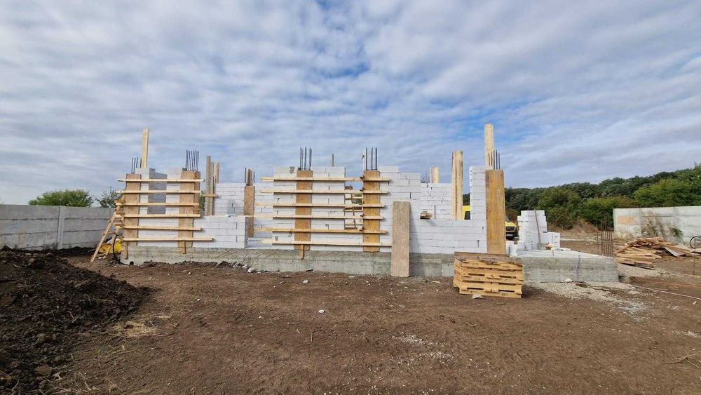 Constructii case la rosu si la cheie, începând de la 90 Euro
