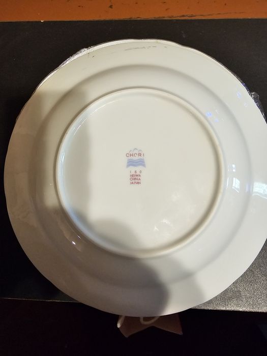 Кружки из стекла и тарелки фаянсовые.