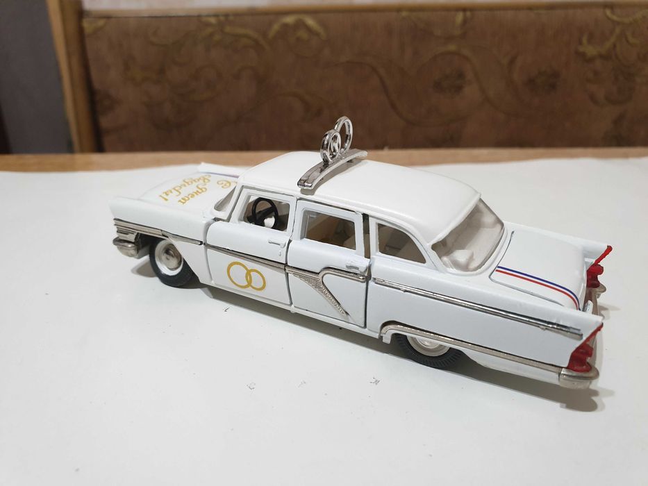 Продам ГАЗ 13 Чайка свадебная конверсия в масштабе 1:43 СССР