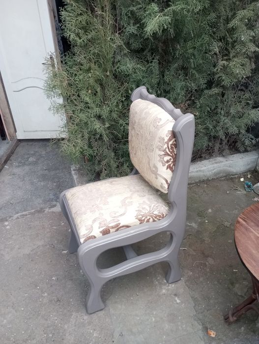 Продам 6 деревянных стульев .