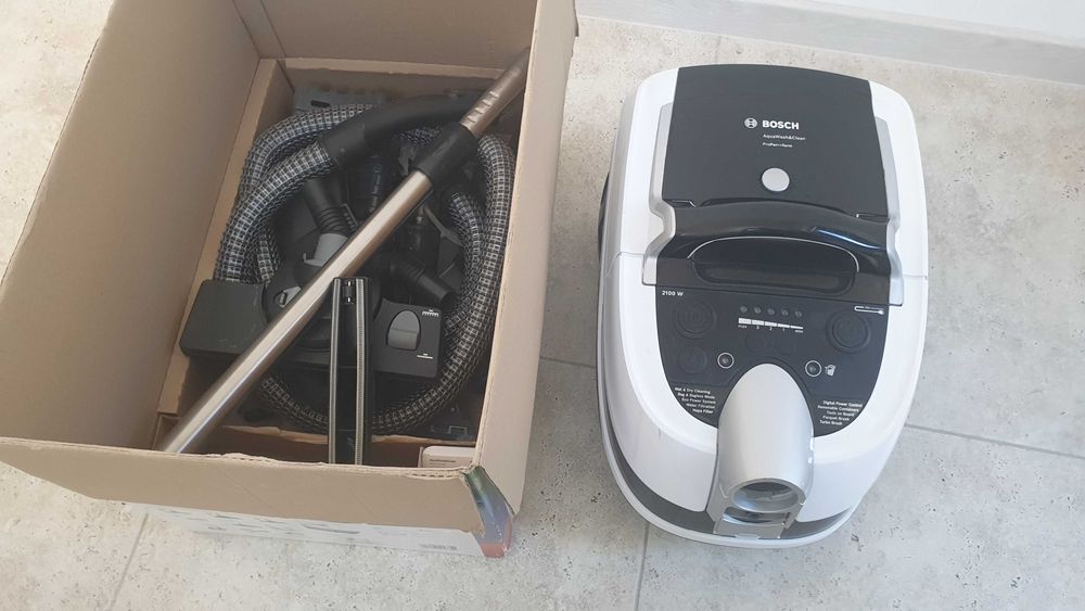 Bosch AquaWash&Clean Serie 4 2100W моюща прахосмукачка