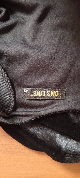Б/у платья в продаже.
