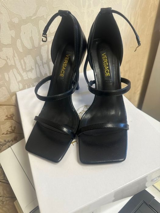 Продам женские босоножки  versace.