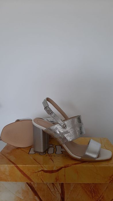 Sandale argintii din piele, nepurtate, toc 8 cm , marime 35