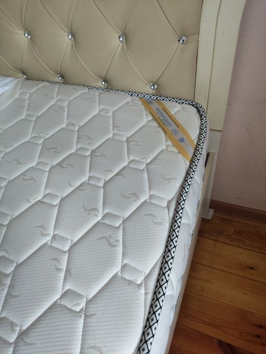 Спальный кровать с матрасом