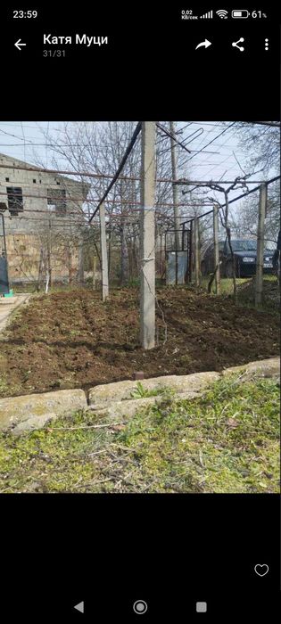 Двуетажна вила с двор.