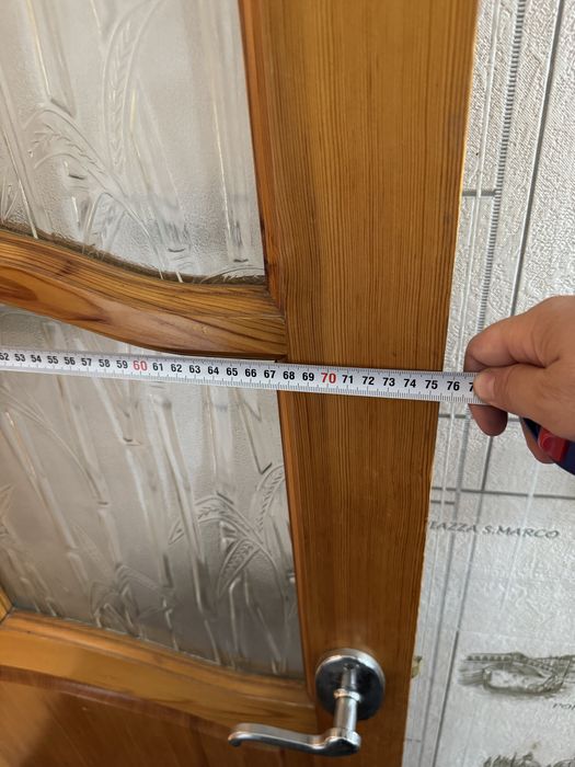 Продам двери из натурального дерева.