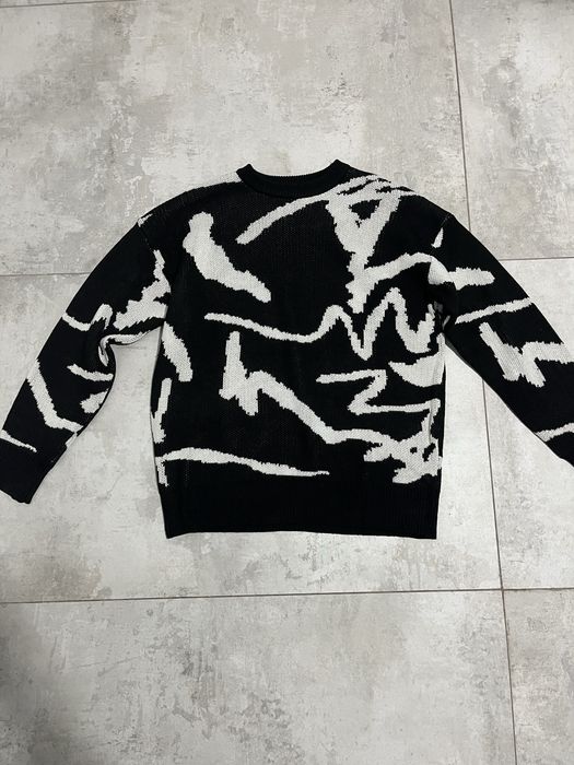 bluza alb negru .