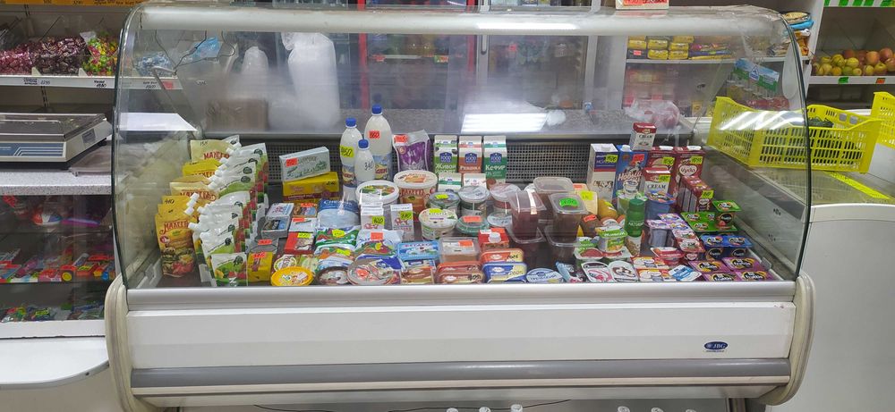 Продам холодильную витрину в магазин.