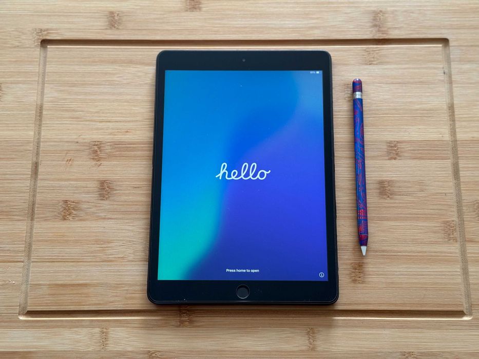 Apple iPad 9.7" 7th Gen (2019) + Apple Pencil + Cover + Tempered Glass