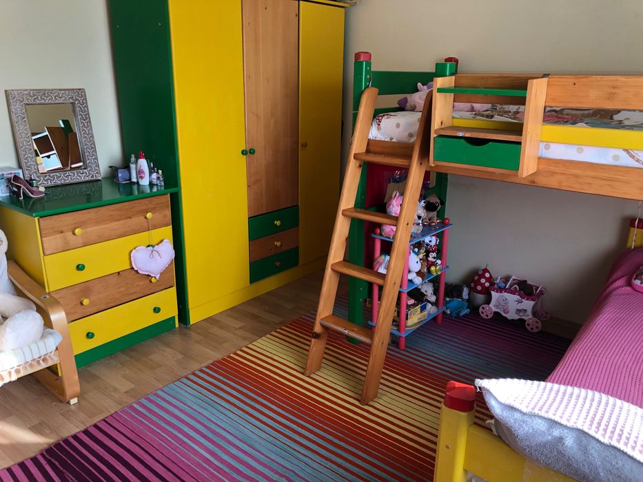 Dormitor  copiii cu paturi supraetajat  din lemn, vopseaua  ecologică