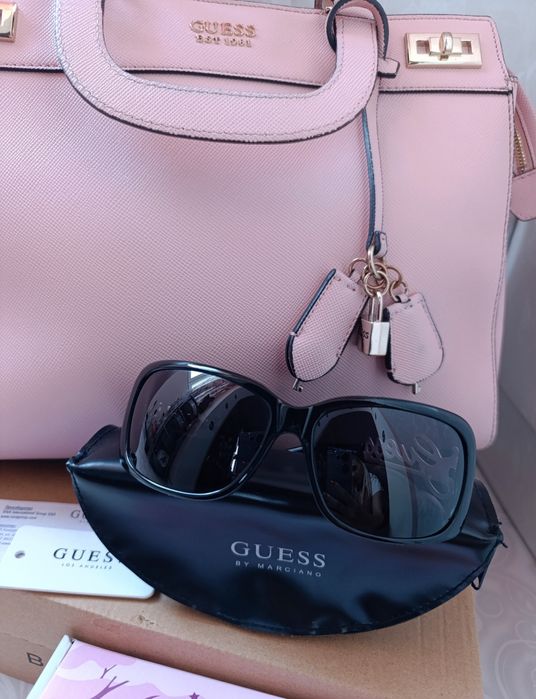 Ефектни слънчеви очила Guess с камъни