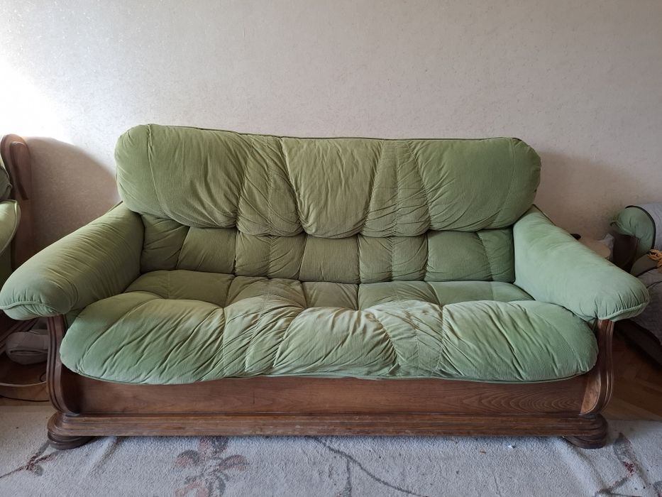 Разтегателен диван от масивно дърво