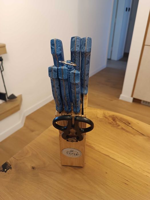 Нов комплект ножове с поставка Sapir