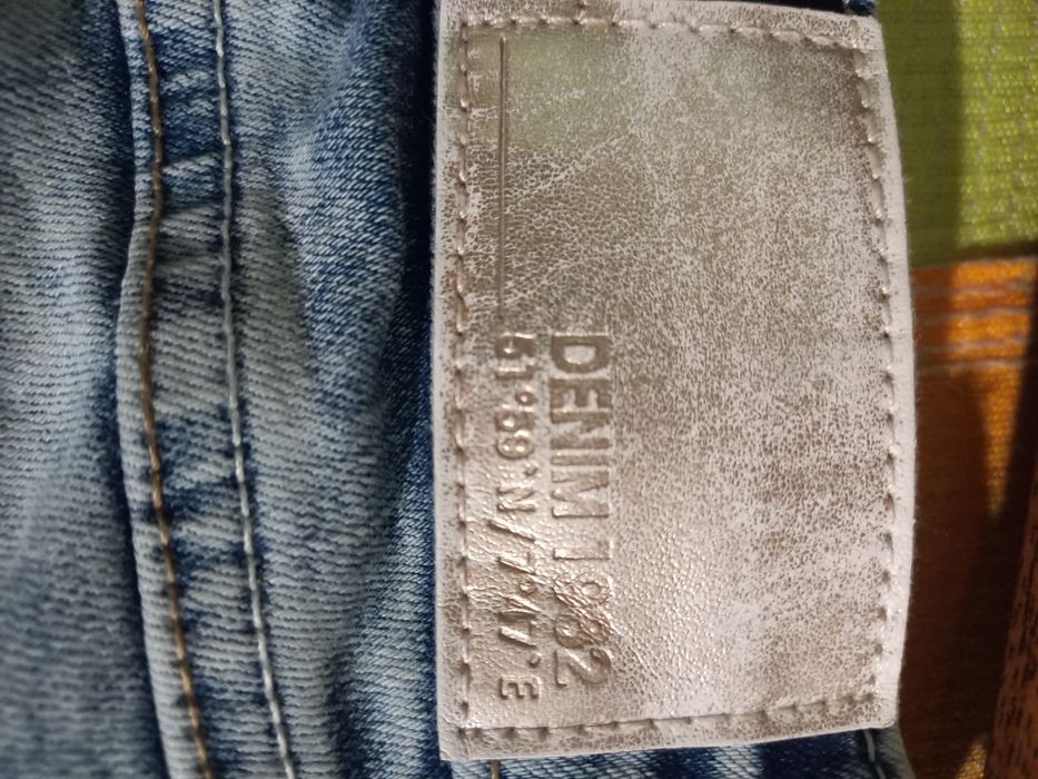 Продаются джинсы.