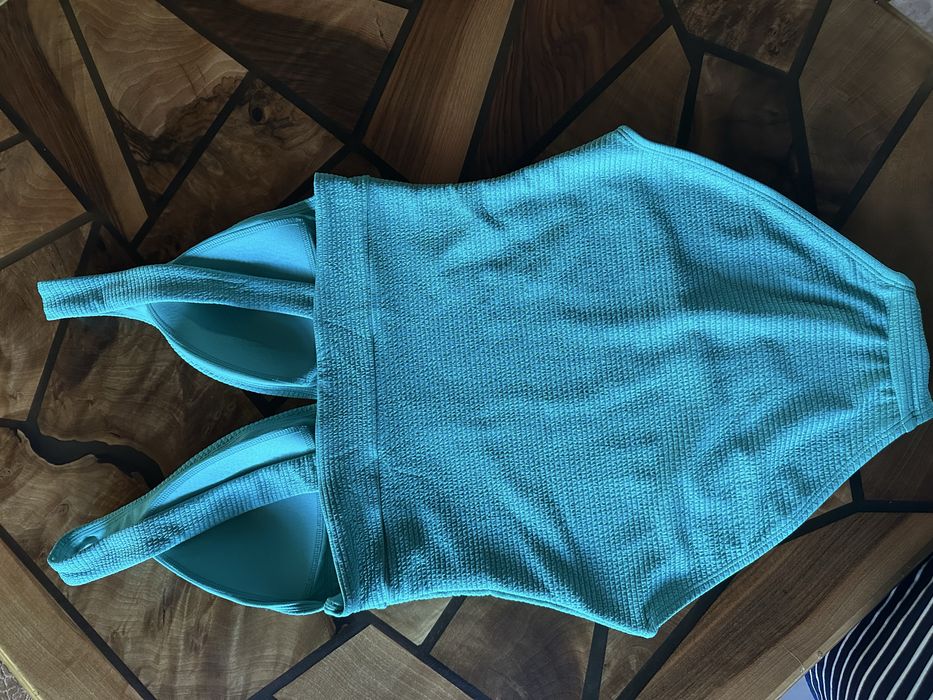 Цял бански костюм в цвят тюркоаз