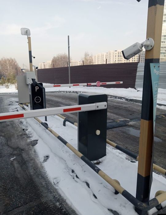 Шлагбаум с стеклянной дверью