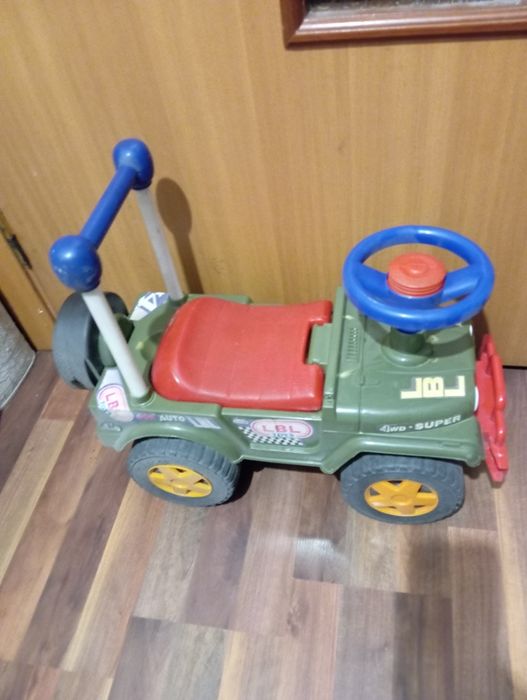 Машинка - толокар детская