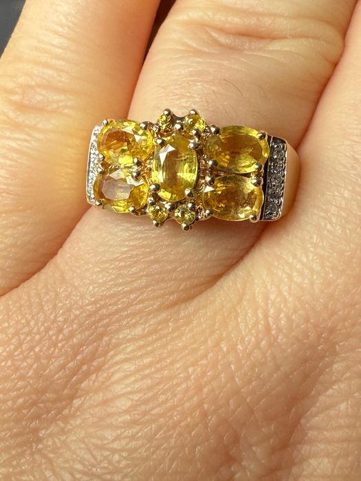 Inel din aur de 9k cu diamante naturale si safire galbene