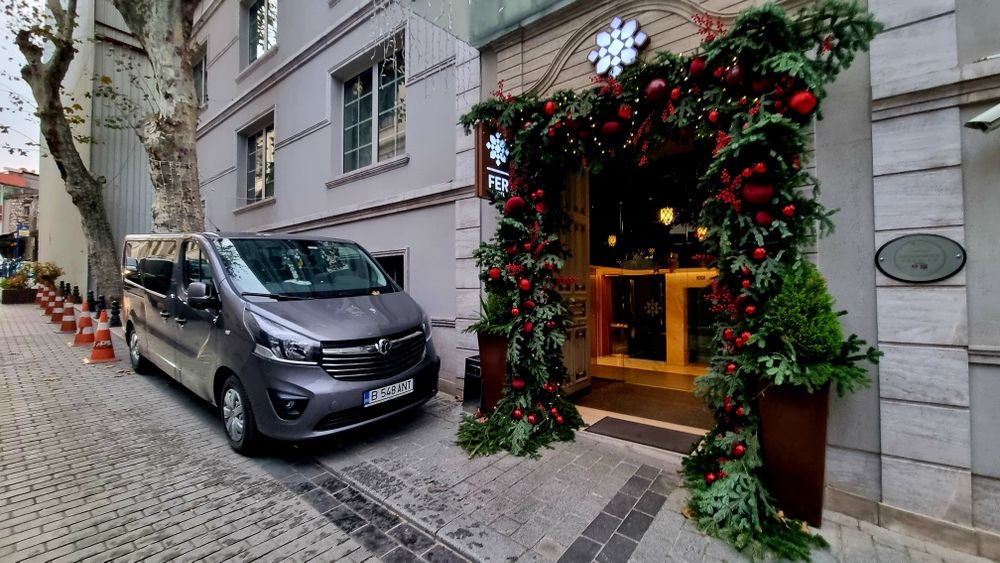 inchiriez microbuz 8+1 Opel Vivaro,Renault Trafic