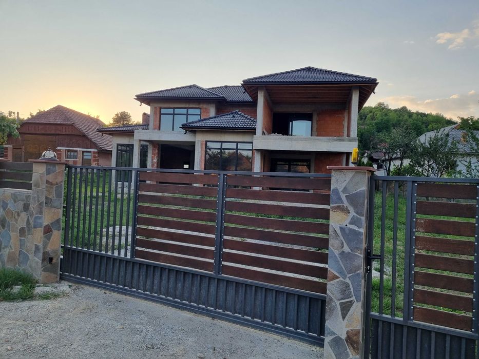 Casa de vânzare cu 20 arii teren Gardani la 28km de Baia Mare