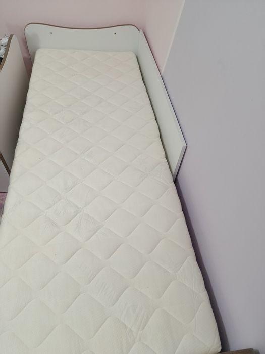 Продавам легло с матрак и подматрачна рамка