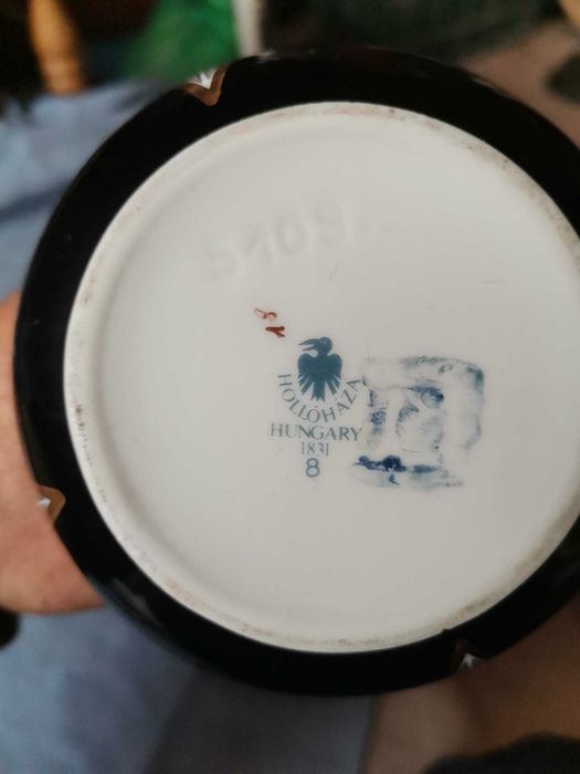 Ваза дело на унгарския художник Ендре Сас (Endre Szász).