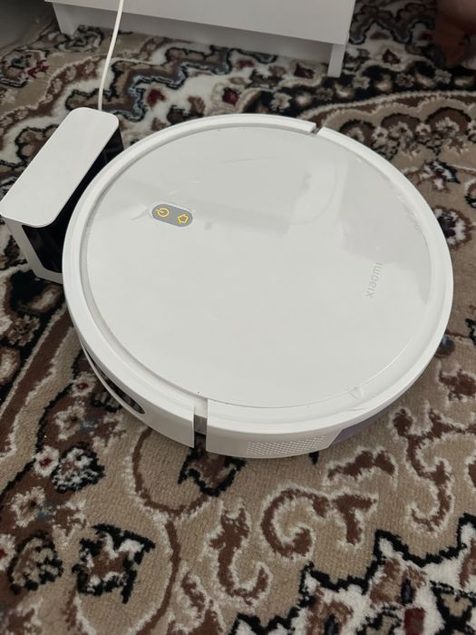 Продам Xiaomi Robot Vacuum E10 — компактный робот-пылесос.