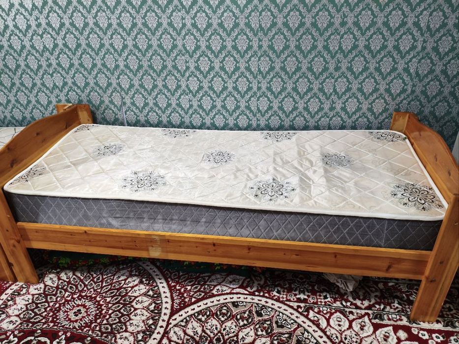 Кровати с матрасом 2шт из орехового дерева   очень прочная мебель