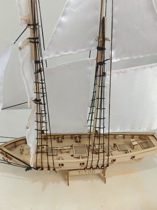 Продам корабль с белыми парусами