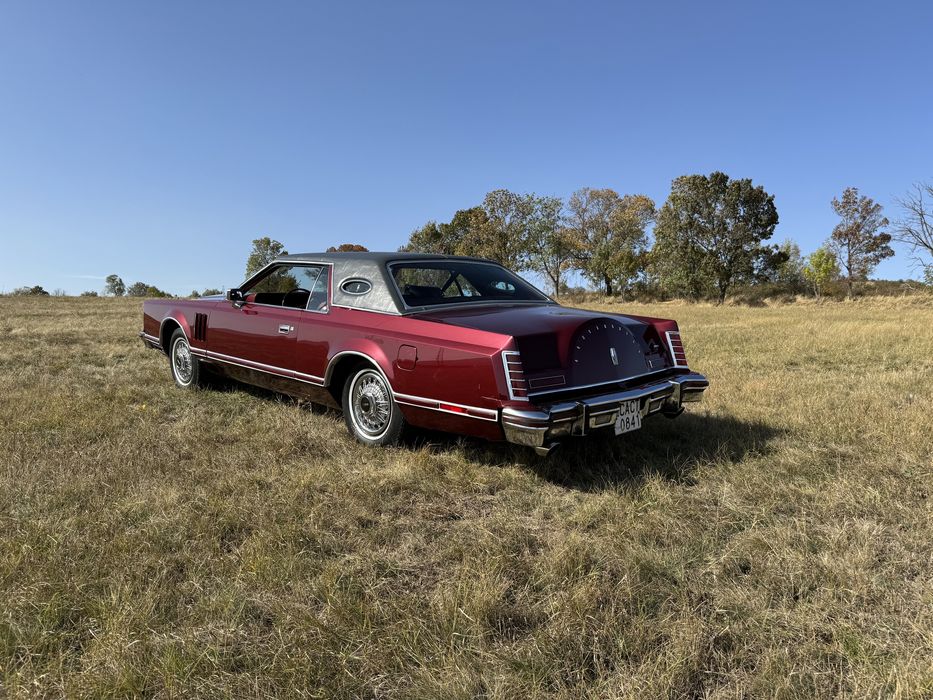 Ретро Автомобил под наем Lincoln Continental Mark V кола